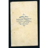 Kohaut Jósef műterme , Buda, Víziváros, a Vörös Ráknál, elegáns nemes nő gyönyörű ruhában, gazdagon faragott bútorok, monarchia, 1860-as évek, Eredeti CDV, korai ritka vizitkártya fotó. 