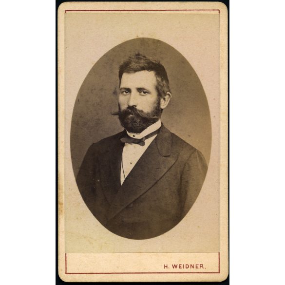 Ritka! Heinrich Weidner műterme, Besztercebánya, Felvidék, elegáns szakállas férfi portréja, bajusz, monarchia, 1870-es évek, Eredeti CDV, korai ritka vizitkártya fotó.  