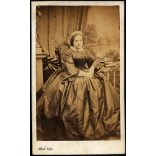 Alkér Ede műterme, Budavár, elegáns nő gyönyörű ruhában, könyvekkel, monarchia, 1860-as évek, Eredeti CDV, korai vizitkártya fotó.   