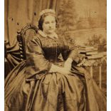 Alkér Ede műterme, Budavár, elegáns nő gyönyörű ruhában, könyvekkel, monarchia, 1860-as évek, Eredeti CDV, korai vizitkártya fotó.   