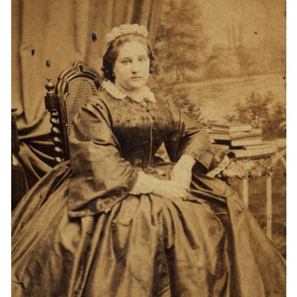 Alkér Ede műterme, Budavár, elegáns nő gyönyörű ruhában, könyvekkel, monarchia, 1860-as évek, Eredeti CDV, korai vizitkártya fotó.   