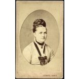 Ritka! Lengyel Samu műterme, Budapest, elegáns nő portréja, gyönyörű haj, fejdísz, monarchia, 1880-as évek, Eredeti CDV, vizitkártya fotó.   