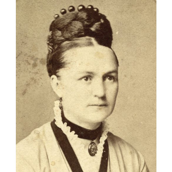Ritka! Lengyel Samu műterme, Budapest, elegáns nő portréja, gyönyörű haj, fejdísz, monarchia, 1880-as évek, Eredeti CDV, vizitkártya fotó.   