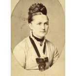 Ritka! Lengyel Samu műterme, Budapest, elegáns nő portréja, gyönyörű haj, fejdísz, monarchia, 1880-as évek, Eredeti CDV, vizitkártya fotó.   