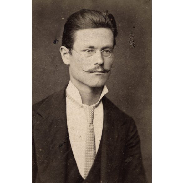 Reisz Ignatz műterme, Budapest, elegáns bajuszos férfi portréja, bajusz, szemüveg, monarchia, 1880-as évek, Eredeti CDV, vizitkártya fotó.  