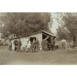   Tábori posta, magyar katonák szerb parasztokkal, Pétervárad, tábori konyha, Szinte László, egyenruha, 1. világháború, egyenruha, monarchia, 1910-es évek, Eredeti fotó, lebélyegzett papírkép.  