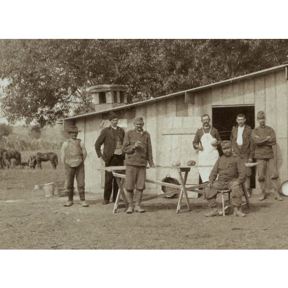 Tábori posta, magyar katonák szerb parasztokkal, Pétervárad, tábori konyha, Szinte László, egyenruha, 1. világháború, egyenruha, monarchia, 1910-es évek, Eredeti fotó, lebélyegzett papírkép.  