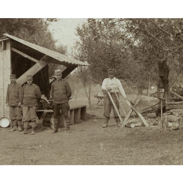 Tábori posta, magyar katonák szerb parasztokkal, Pétervárad, tábori konyha, Szinte László, egyenruha, 1. világháború, egyenruha, monarchia, 1910-es évek, Eredeti fotó, lebélyegzett papírkép.  
