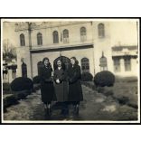 Lányok a korcsolya és teniszpálya épületénél, Kassa, Felvidék,  Horthy-korszak, 1932, 1930-as évek, Eredeti fotó, lebélyegzett papírkép. 