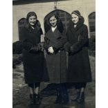 Lányok a korcsolya és teniszpálya épületénél, Kassa, Felvidék,  Horthy-korszak, 1932, 1930-as évek, Eredeti fotó, lebélyegzett papírkép. 