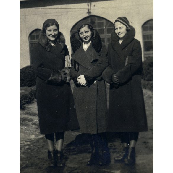 Lányok a korcsolya és teniszpálya épületénél, Kassa, Felvidék,  Horthy-korszak, 1932, 1930-as évek, Eredeti fotó, lebélyegzett papírkép. 