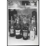 Likőrök, konyakok egy bárszekrényben, Széplak, Balatonszéplak, klasszikus magyar szeszes italok, szocializmus, 1964, 1960-as évek, Eredeti fotó, papírkép.   