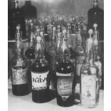 Likőrök, konyakok egy bárszekrényben, Széplak, Balatonszéplak, klasszikus magyar szeszes italok, szocializmus, 1964, 1960-as évek, Eredeti fotó, papírkép.   