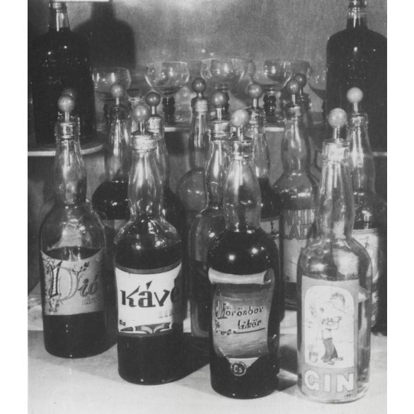 Likőrök, konyakok egy bárszekrényben, Széplak, Balatonszéplak, klasszikus magyar szeszes italok, szocializmus, 1964, 1960-as évek, Eredeti fotó, papírkép.   