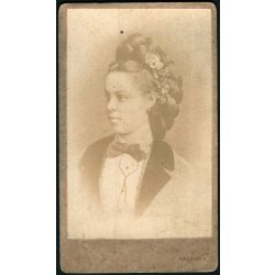   Erdősy műterem, Pest (Vác), elegáns hölgy portréja, gyönyörű frizura, monarchia, 1860-as évek, Eredeti CDV, vizitkártya fotó.   