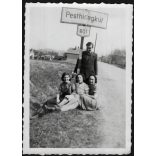 Kirándulók a 801-es úton, Pesthidegkút, közlekedés, Horthy-korszak, helytörténet, 1930-as évek, Eredeti fotó, hátulján feliratozott papírkép. 