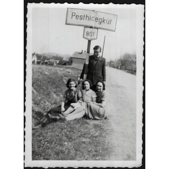 Kirándulók a 801-es úton, Pesthidegkút, közlekedés, Horthy-korszak, helytörténet, 1930-as évek, Eredeti fotó, hátulján feliratozott papírkép. 