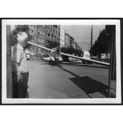   Vitorlázó repülőgép a városban, Budapest, Móric Zsigmond körtér, különös, jármű, közlekedés, szocializmus, 1960-as évek, Eredeti fotó, papírkép.   