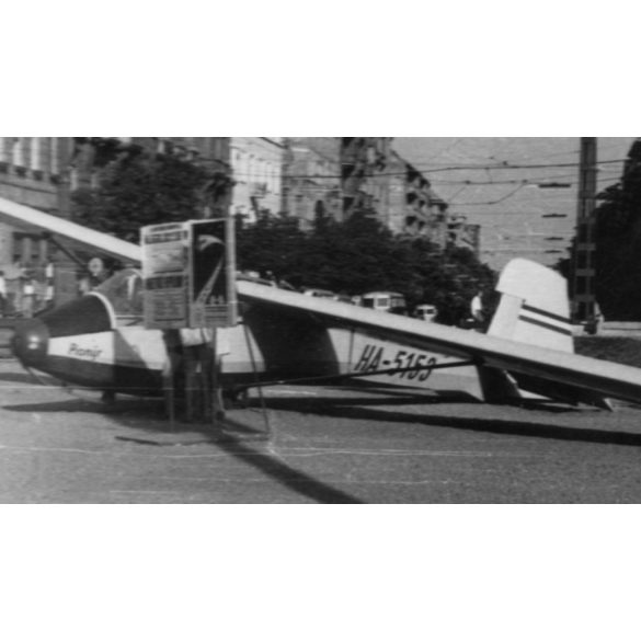 Vitorlázó repülőgép a városban, Budapest, Móric Zsigmond körtér, különös, jármű, közlekedés, szocializmus, 1960-as évek, Eredeti fotó, papírkép.   