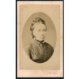 Knebel Ferenc műterme, Szombathely, elegáns nő portréja, gyönyörű frizura, medál, ékszer, monarchia, 1870-es évek, Eredeti CDV, vizitkártya fotó. 