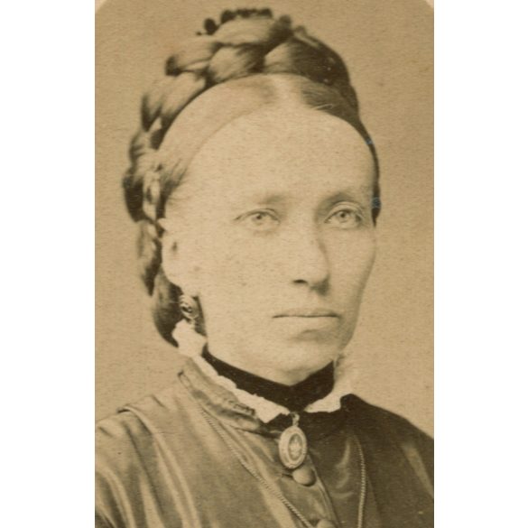 Knebel Ferenc műterme, Szombathely, elegáns nő portréja, gyönyörű frizura, medál, ékszer, monarchia, 1870-es évek, Eredeti CDV, vizitkártya fotó. 