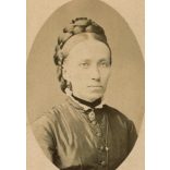 Knebel Ferenc műterme, Szombathely, elegáns nő portréja, gyönyörű frizura, medál, ékszer, monarchia, 1870-es évek, Eredeti CDV, vizitkártya fotó. 