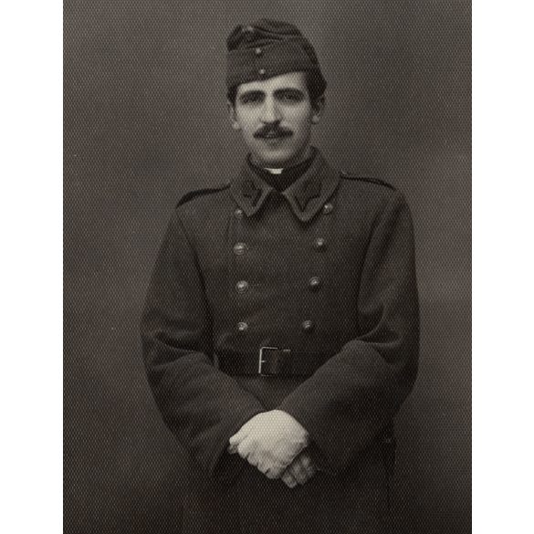 Schaffer Gyula udvari fényképész műterme, Budapest, magyar katona egyenruhában, Horthy-korszak, 1930-as évek, Eredeti fotó, hátulján feliratozott, mélynyomóval jelzett papírkép.