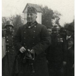   József főherceg a Hősi Emlékmű avatására érkezik, Kisbér, egyenruha, Horthy-korszak, 1933. 11. 01., 1930-as évek, Eredeti fotó, papírkép, hátulján ragasztásnyomok.  