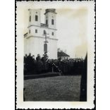 Hősi Emlékmű avatása, Kisbér, katonai, polgári, egyházi vezetők, egyenruha, csendőr, templom, Horthy-korszak, 1933. 11. 01., 1930-as évek, Eredeti fotó, papírkép, hátulján ragasztásnyomok.  