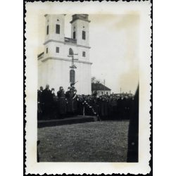   Hősi Emlékmű avatása, Kisbér, katonai, polgári, egyházi vezetők, egyenruha, csendőr, templom, Horthy-korszak, 1933. 11. 01., 1930-as évek, Eredeti fotó, papírkép, hátulján ragasztásnyomok.  