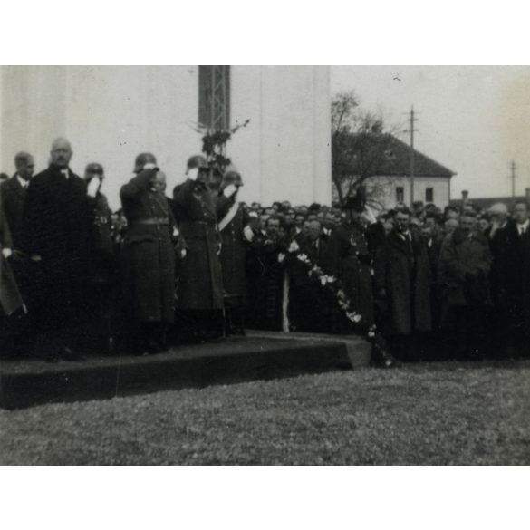 Hősi Emlékmű avatása, Kisbér, katonai, polgári, egyházi vezetők, egyenruha, csendőr, templom, Horthy-korszak, 1933. 11. 01., 1930-as évek, Eredeti fotó, papírkép, hátulján ragasztásnyomok.  