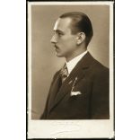Szipál M. Károly műterme, Debrecen, elegáns fiatal férfi portréja, bajusz,  1930-as évek, Horthy-korszak. Eredeti fotó, hátulján feliratozott, mélynyomóval jelzett papírkép.