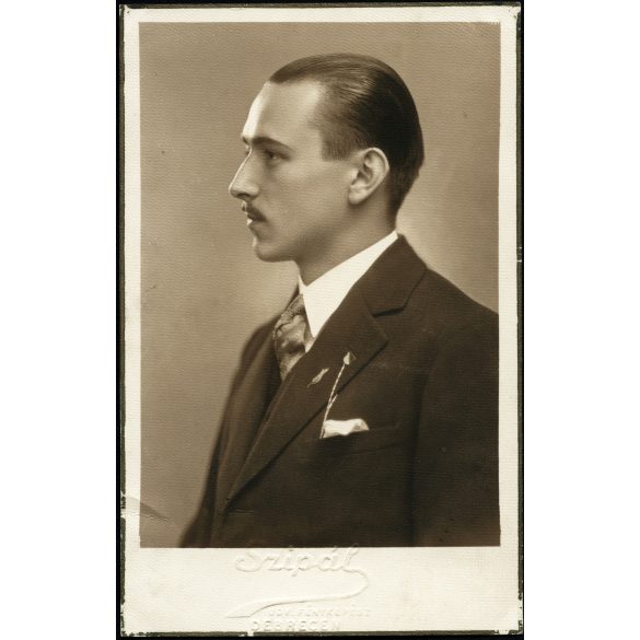 Szipál M. Károly műterme, Debrecen, elegáns fiatal férfi portréja, bajusz,  1930-as évek, Horthy-korszak. Eredeti fotó, hátulján feliratozott, mélynyomóval jelzett papírkép.