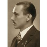 Szipál M. Károly műterme, Debrecen, elegáns fiatal férfi portréja, bajusz,  1930-as évek, Horthy-korszak. Eredeti fotó, hátulján feliratozott, mélynyomóval jelzett papírkép.