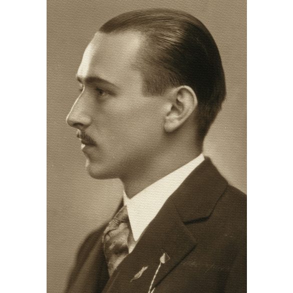 Szipál M. Károly műterme, Debrecen, elegáns fiatal férfi portréja, bajusz,  1930-as évek, Horthy-korszak. Eredeti fotó, hátulján feliratozott, mélynyomóval jelzett papírkép.