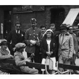 Úri társaság a Piac utca 24. előtt, Debrecen, Halász Nándor üzlete, kirakata, Tühmer bolt, Austro-Daimler ritka személygépkocsi, autó, jármű, személygépkocsi, Horthy-korszak, 1930-as évek, Eredeti fotó, papírkép. 