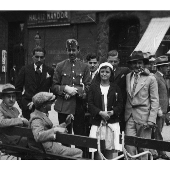 Úri társaság a Piac utca 24. előtt, Debrecen, Halász Nándor üzlete, kirakata, Tühmer bolt, Austro-Daimler ritka személygépkocsi, autó, jármű, személygépkocsi, Horthy-korszak, 1930-as évek, Eredeti fotó, papírkép. 