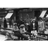 Úri társaság a Piac utca 24. előtt, Debrecen, Halász Nándor üzlete, kirakata, Tühmer bolt, Austro-Daimler ritka személygépkocsi, autó, jármű, személygépkocsi, Horthy-korszak, 1930-as évek, Eredeti fotó, papírkép. 