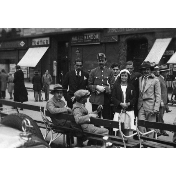 Úri társaság a Piac utca 24. előtt, Debrecen, Halász Nándor üzlete, kirakata, Tühmer bolt, Austro-Daimler ritka személygépkocsi, autó, jármű, személygépkocsi, Horthy-korszak, 1930-as évek, Eredeti fotó, papírkép. 