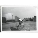 Kisfiú pedálos játék autóban, Budapest, XI. kerület, Kelenföld, épülő lakótelep, Szakasits Árpád út, Etele út, játék autó, jármű, személygépkocsi, szocializmus, helytörténet, 1970-es évek, Eredeti fotó, papírkép.  