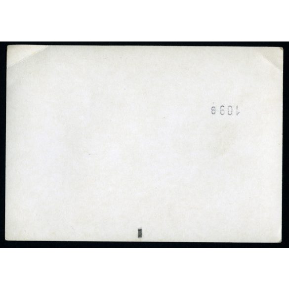 Kisfiú pedálos játék autóban, Budapest, XI. kerület, Kelenföld, épülő lakótelep, Szakasits Árpád út, Etele út, játék autó, jármű, személygépkocsi, szocializmus, helytörténet, 1970-es évek, Eredeti fotó, papírkép.  