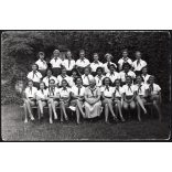 Úttörő lányok a táborban, Tóalmás, egyenruha, nyakkendő, kommunizmus, helytörténet, 1955, 1950-es évek, Eredeti fotó, hátulján feliratozott, nevesített papírkép.  