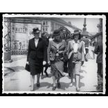 Elegáns nők a Szamos hídon, Kolozsvár, Erdély, plakátok, Horthy-korszak, helytörténet, 1940-es évek, Eredeti fotó, hátulján feliratozott papírkép. 