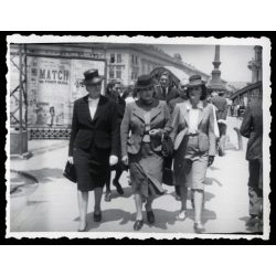   Elegáns nők a Szamos hídon, Kolozsvár, Erdély, plakátok, Horthy-korszak, helytörténet, 1940-es évek, Eredeti fotó, hátulján feliratozott papírkép. 