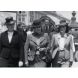 Elegáns nők a Szamos hídon, Kolozsvár, Erdély, plakátok, Horthy-korszak, helytörténet, 1940-es évek, Eredeti fotó, hátulján feliratozott papírkép. 