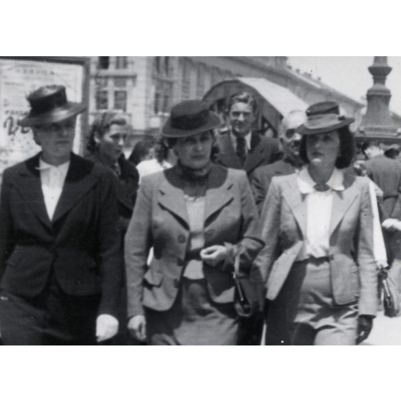 Elegáns nők a Szamos hídon, Kolozsvár, Erdély, plakátok, Horthy-korszak, helytörténet, 1940-es évek, Eredeti fotó, hátulján feliratozott papírkép. 