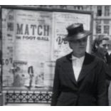 Elegáns nők a Szamos hídon, Kolozsvár, Erdély, plakátok, Horthy-korszak, helytörténet, 1940-es évek, Eredeti fotó, hátulján feliratozott papírkép. 