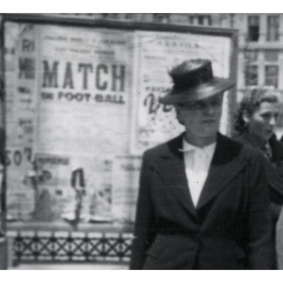 Elegáns nők a Szamos hídon, Kolozsvár, Erdély, plakátok, Horthy-korszak, helytörténet, 1940-es évek, Eredeti fotó, hátulján feliratozott papírkép. 