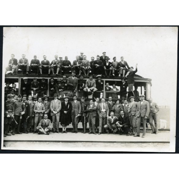 Villamosszerelvény a Nagyerdő felé, Debrecen, villamos, jármű, közlekedés, úri társaság, vicces, katona, egyenruha, Horthy-korszak, 1930-as évek, Eredeti fotó, papírkép. 