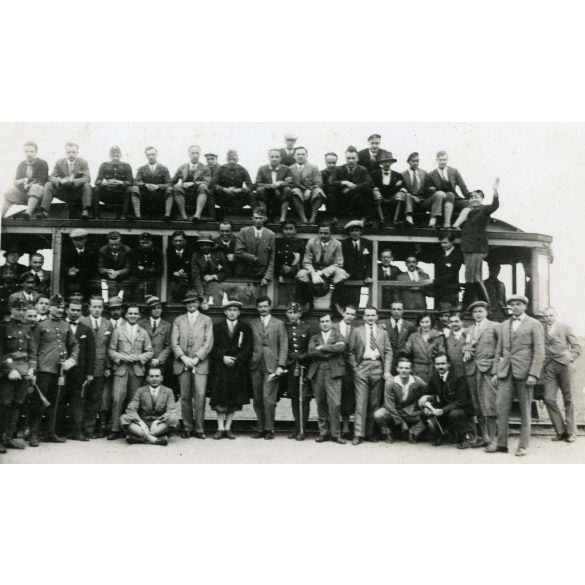 Villamosszerelvény a Nagyerdő felé, Debrecen, villamos, jármű, közlekedés, úri társaság, vicces, katona, egyenruha, Horthy-korszak, 1930-as évek, Eredeti fotó, papírkép. 